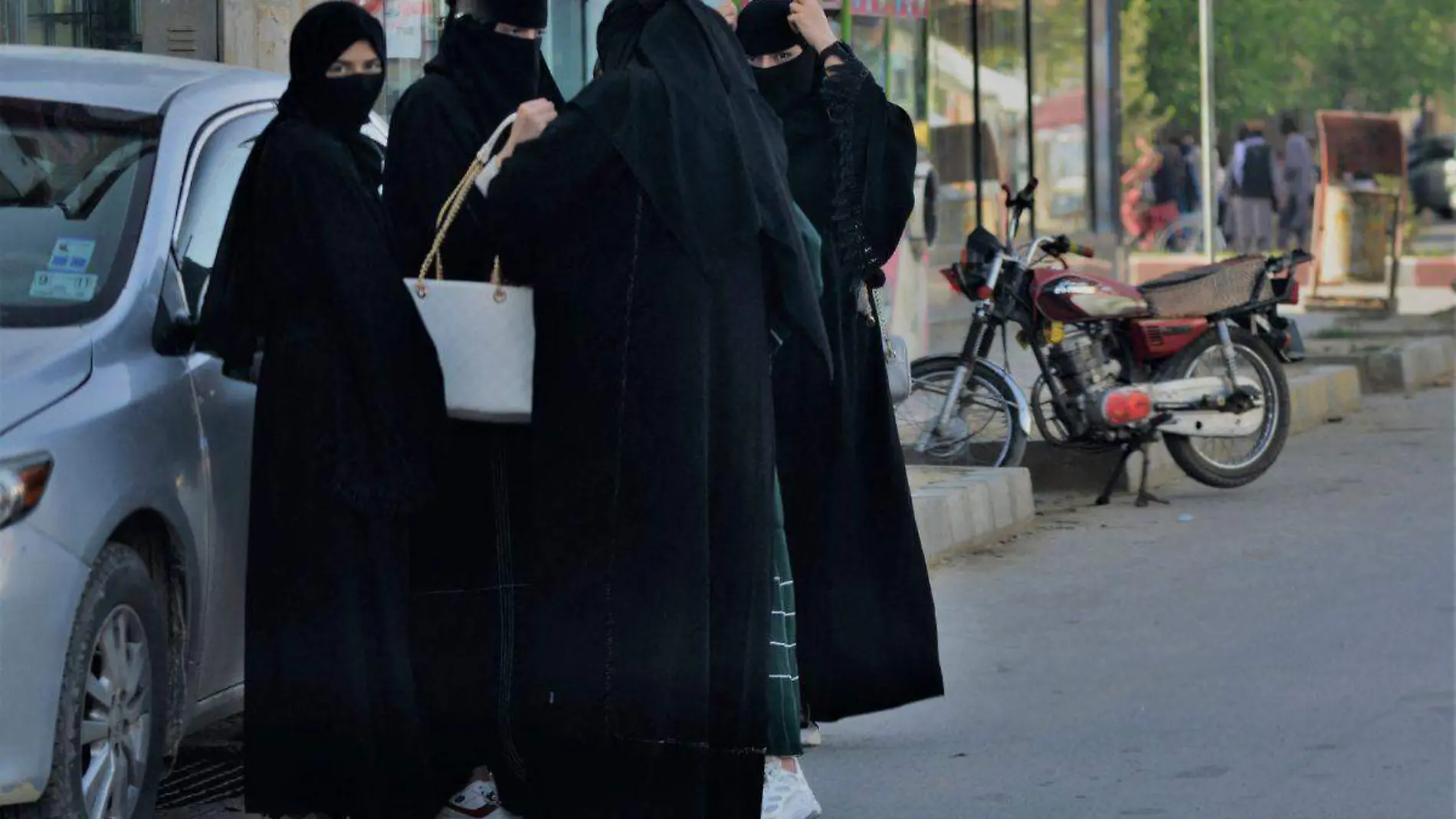 Líder talibán decreta que mujeres afganas usen de manera obligatoria burka en público